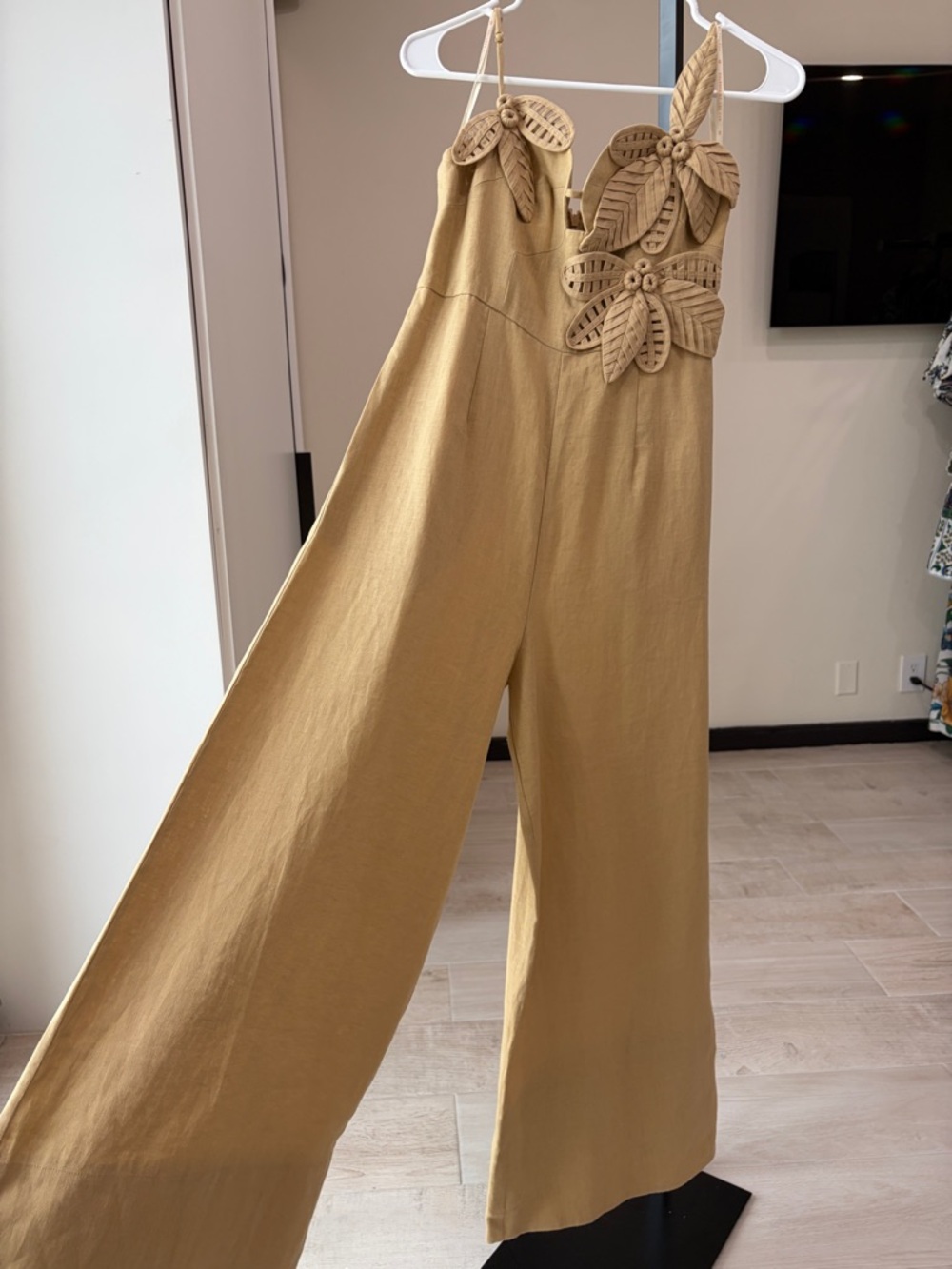 Farm Rio: Sand 3d Flowers Euroflax⢠Premium Linen Jumpsuit - Picture 10 of 13